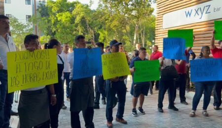 Empleados de hotel en Tulum se manifiestan pagando sobornos
